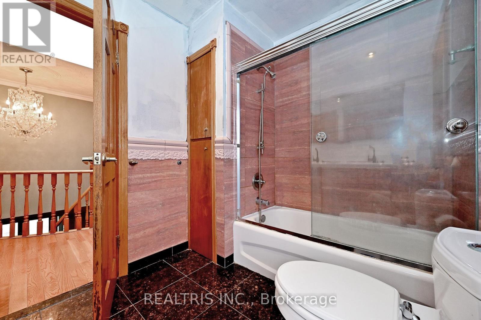 622 THE QUEENSWAY - 26