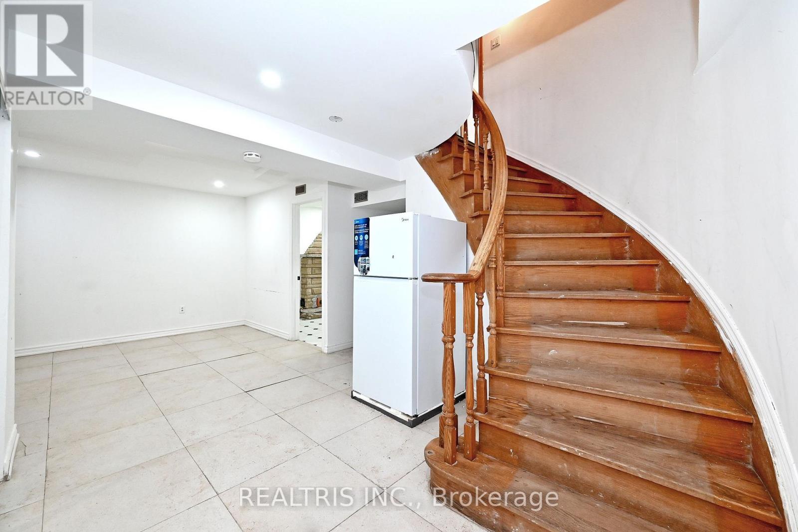 622 THE QUEENSWAY - 27