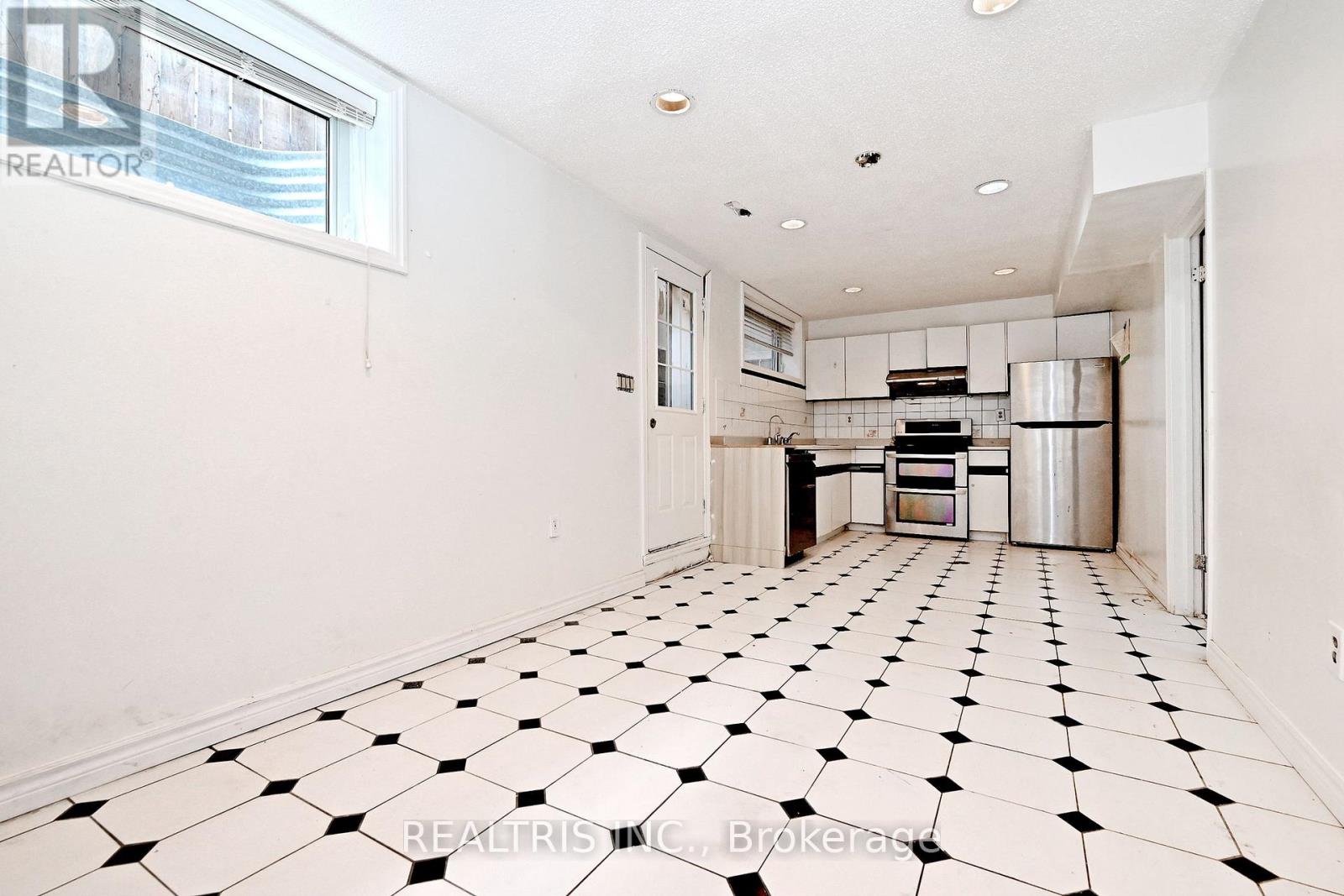 622 THE QUEENSWAY - 28