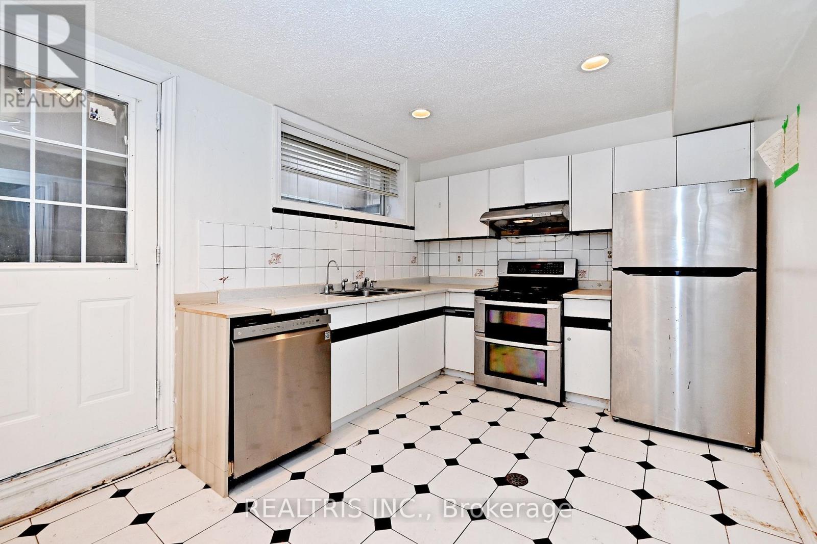 622 THE QUEENSWAY - 29