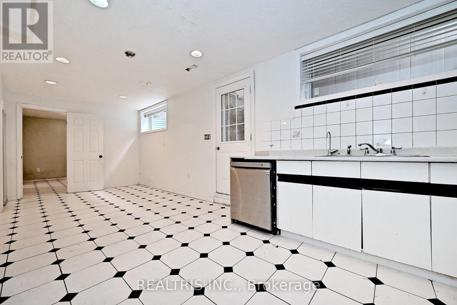 622 THE QUEENSWAY - 30