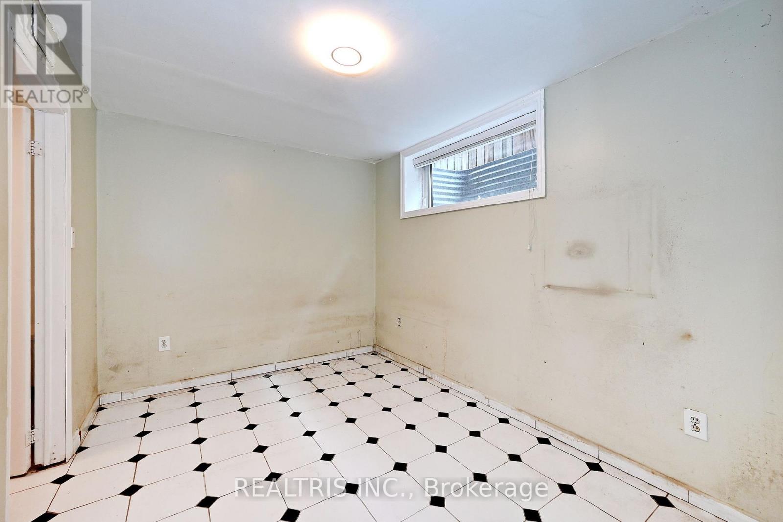 622 THE QUEENSWAY - 31
