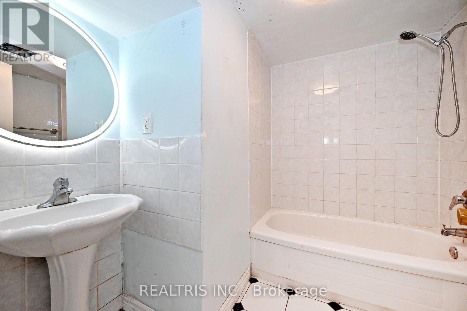 622 THE QUEENSWAY - 32
