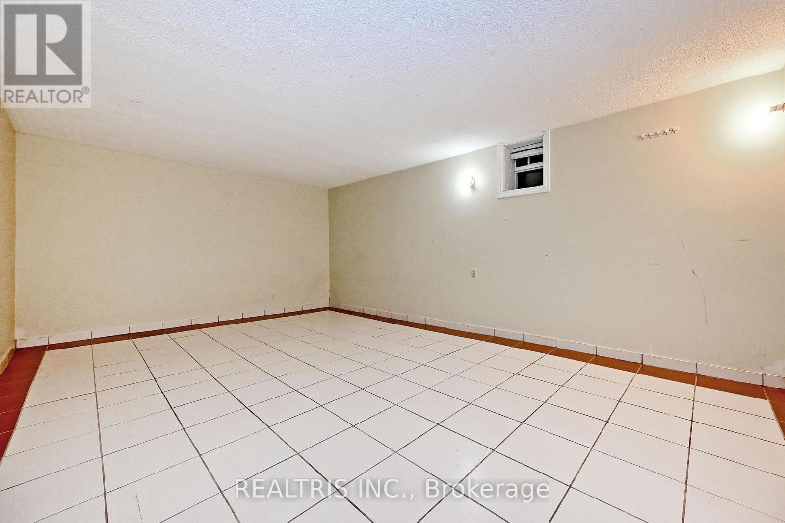 622 THE QUEENSWAY - 33