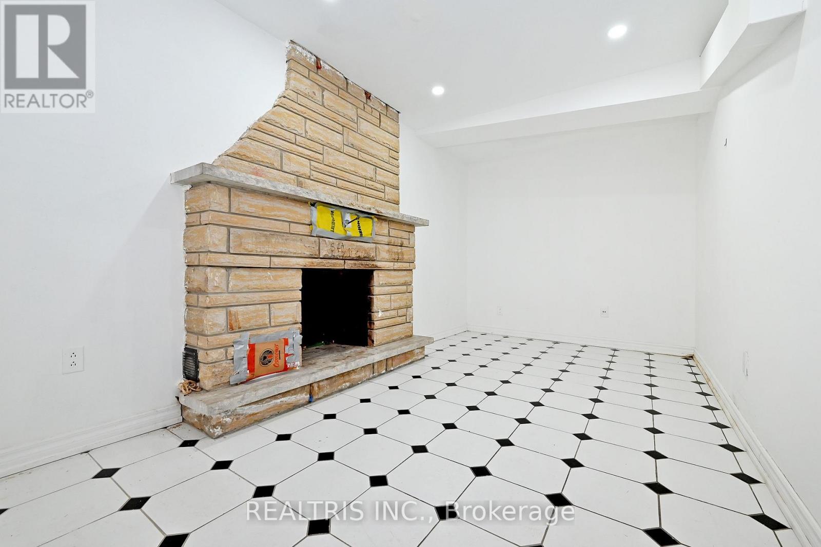 622 THE QUEENSWAY - 34