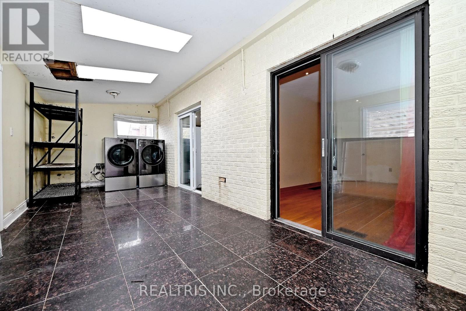 622 THE QUEENSWAY - 36