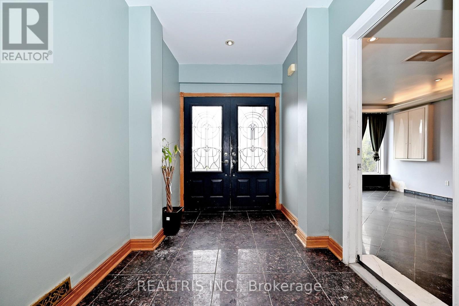 622 THE QUEENSWAY - 4