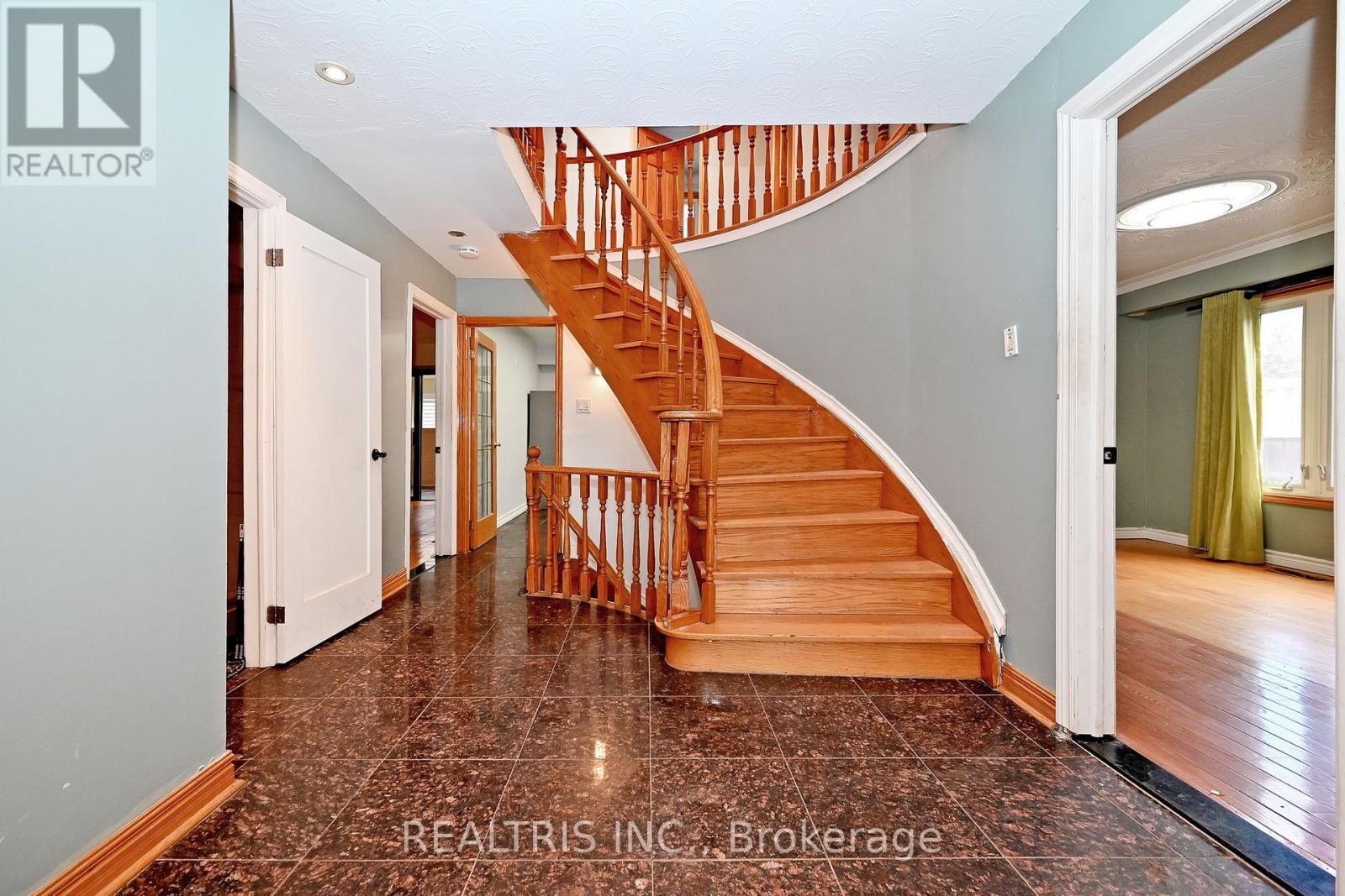 622 THE QUEENSWAY - 6