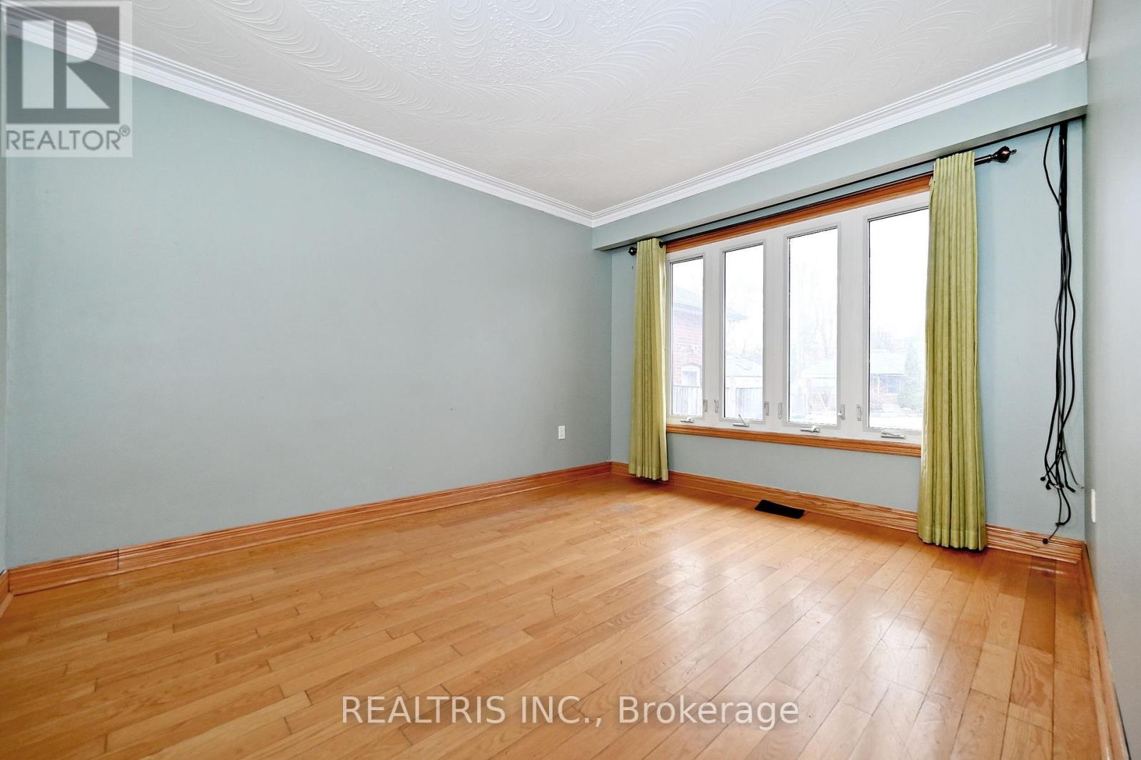 622 THE QUEENSWAY - 7