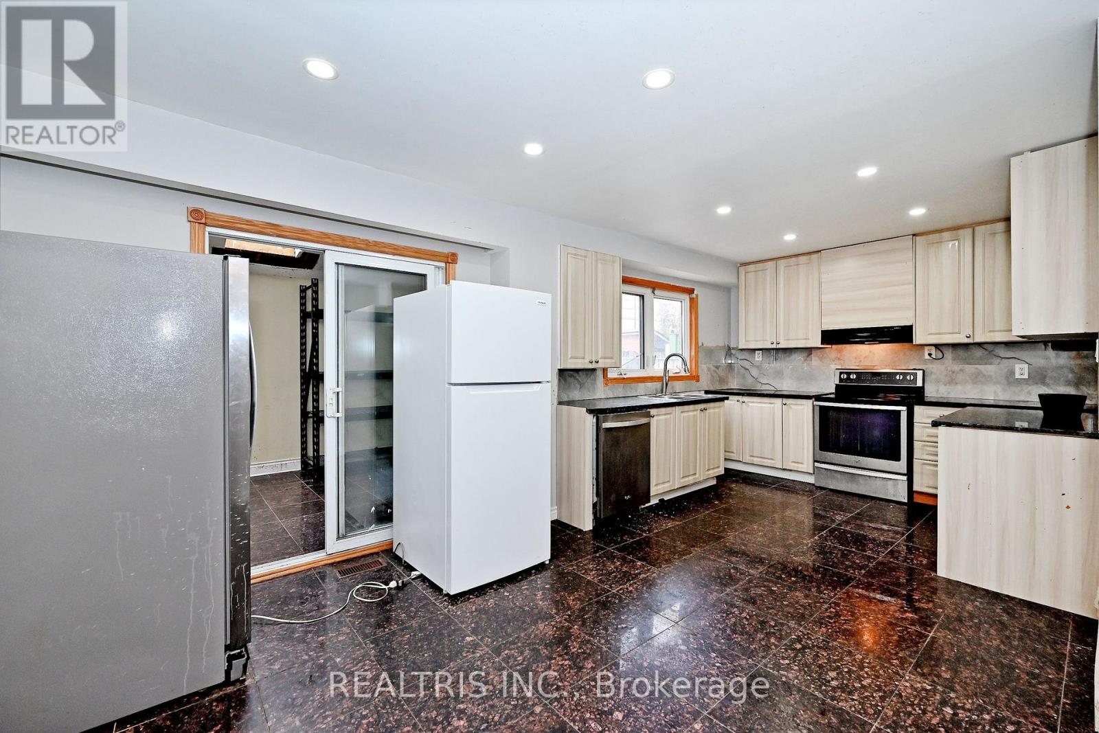 622 THE QUEENSWAY - 9