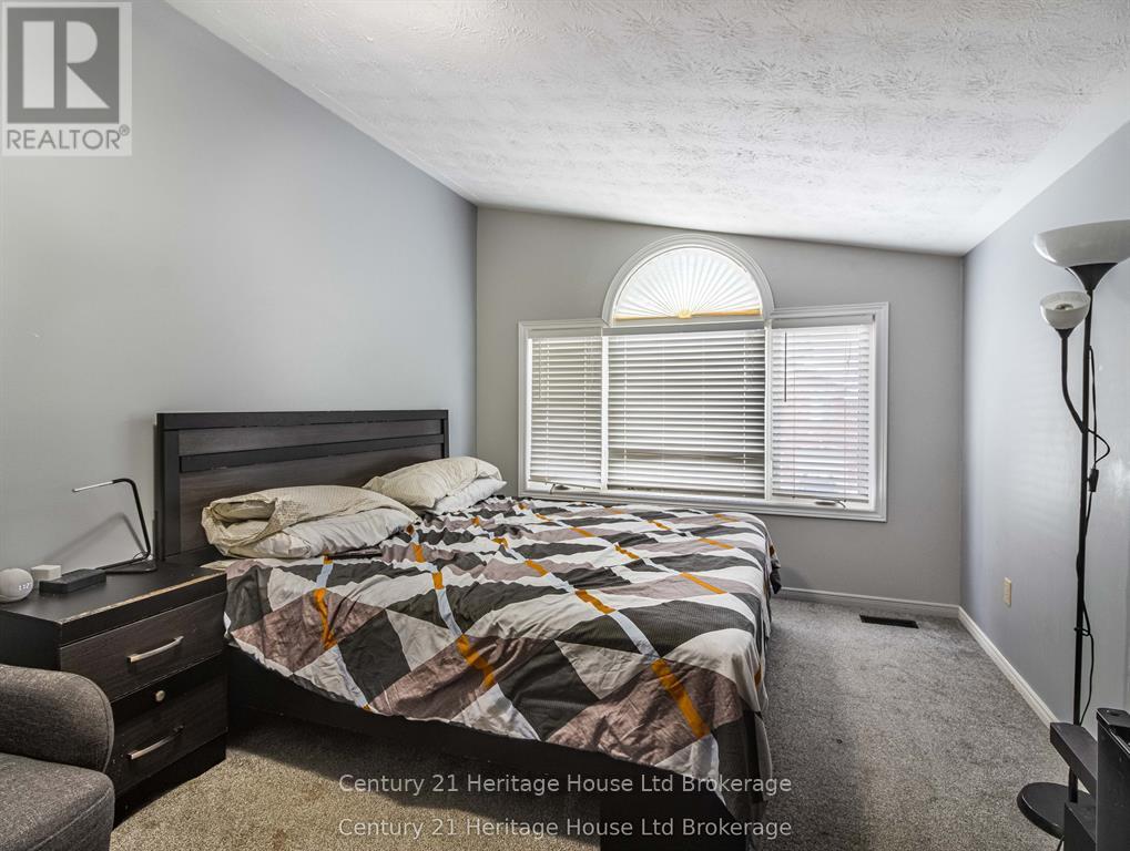 8 MOHICAN DRIVE - 11