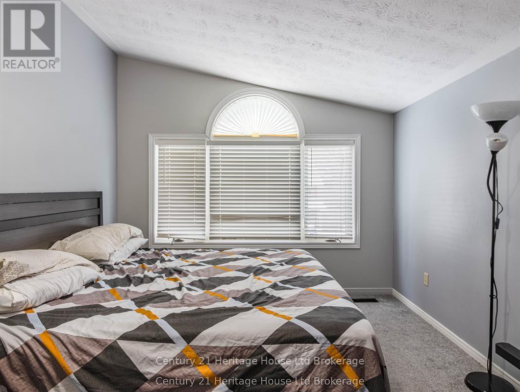 8 MOHICAN DRIVE - 12