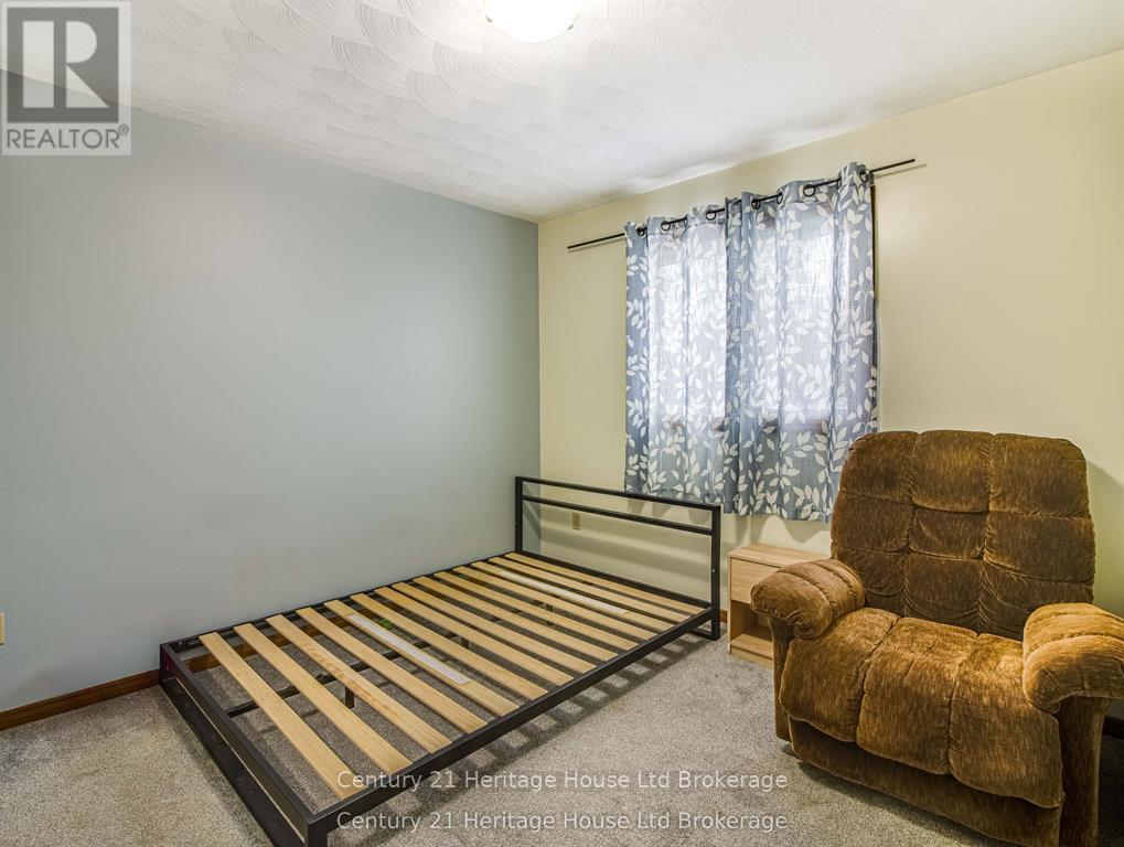 8 MOHICAN DRIVE - 15