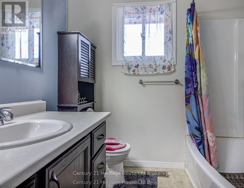 8 MOHICAN DRIVE - 16