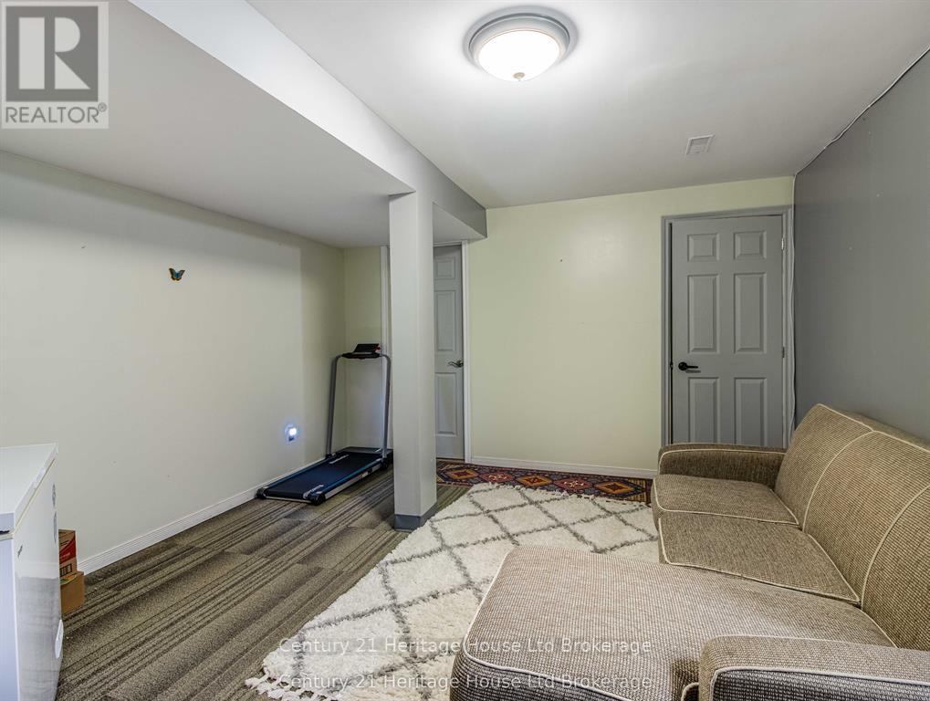 8 MOHICAN DRIVE - 17