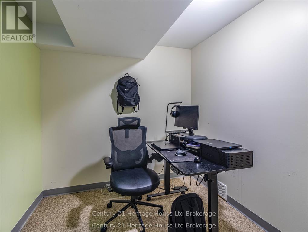 8 MOHICAN DRIVE - 18