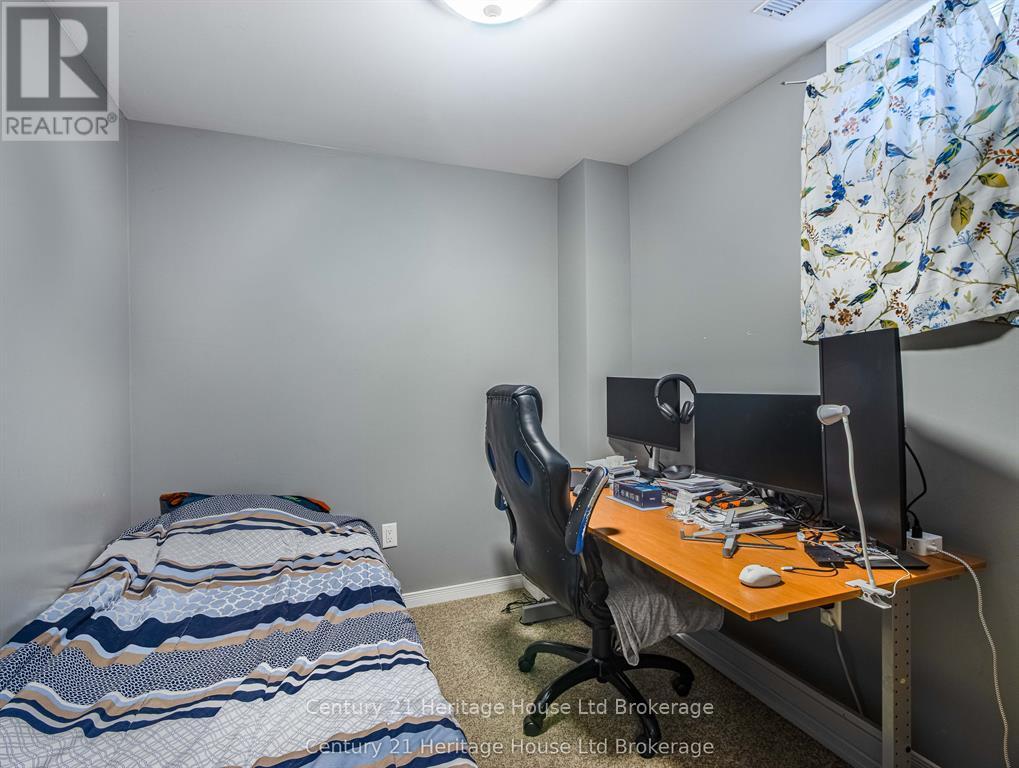 8 MOHICAN DRIVE - 19