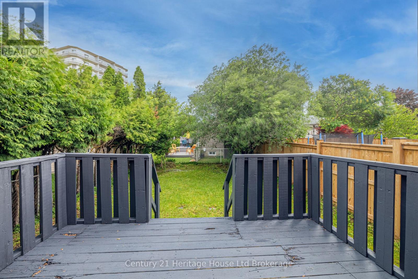 8 MOHICAN DRIVE - 21