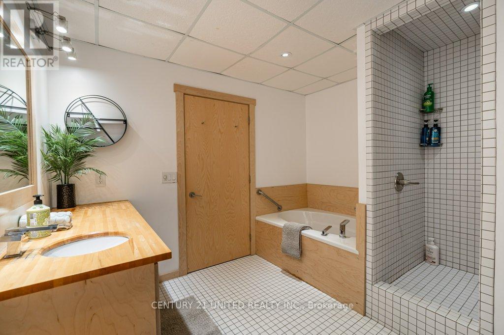 1080 CLYDESDALE ROAD - 35