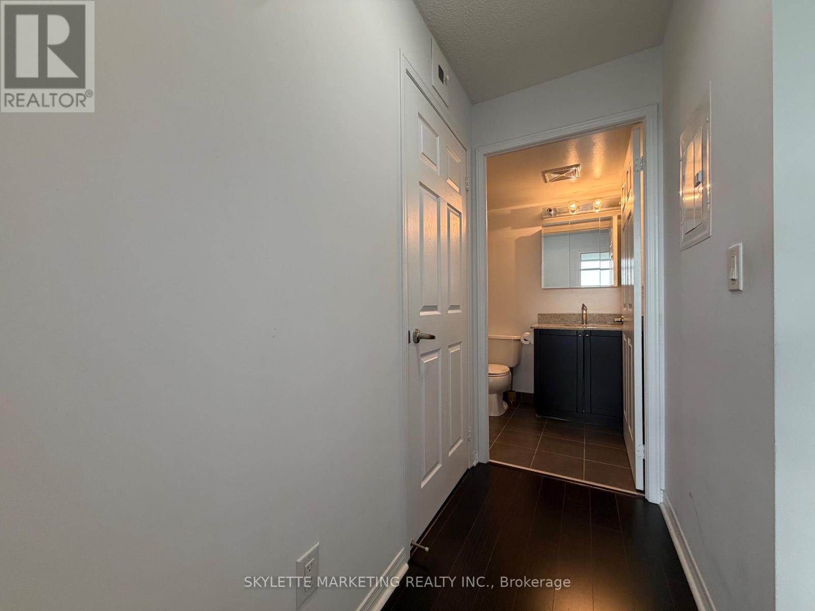 #PH13 75 KING WILLIAM CRESCENT - 18