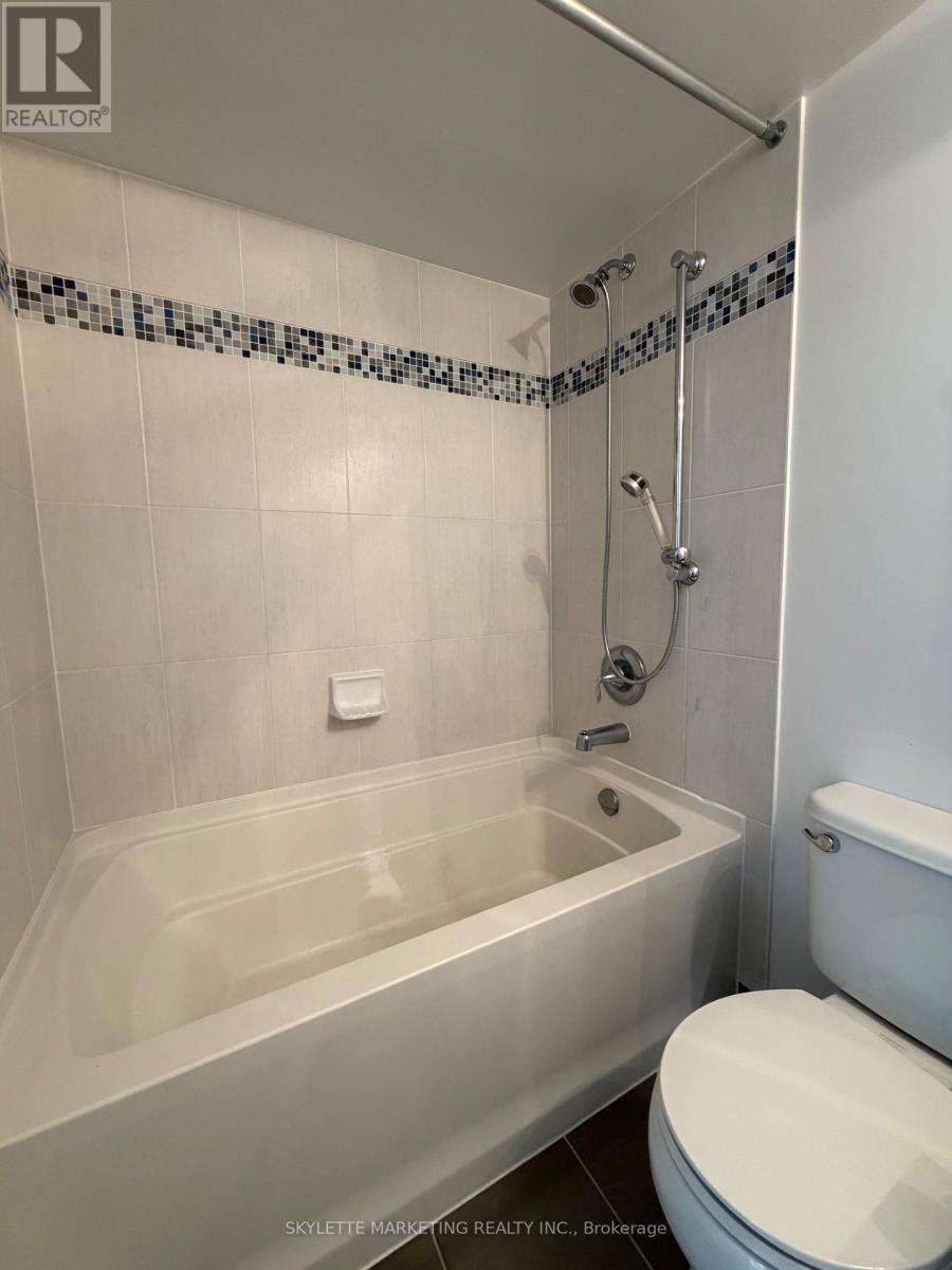 #PH13 75 KING WILLIAM CRESCENT - 21