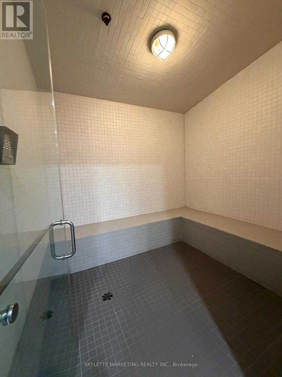 #PH13 75 KING WILLIAM CRESCENT - 27