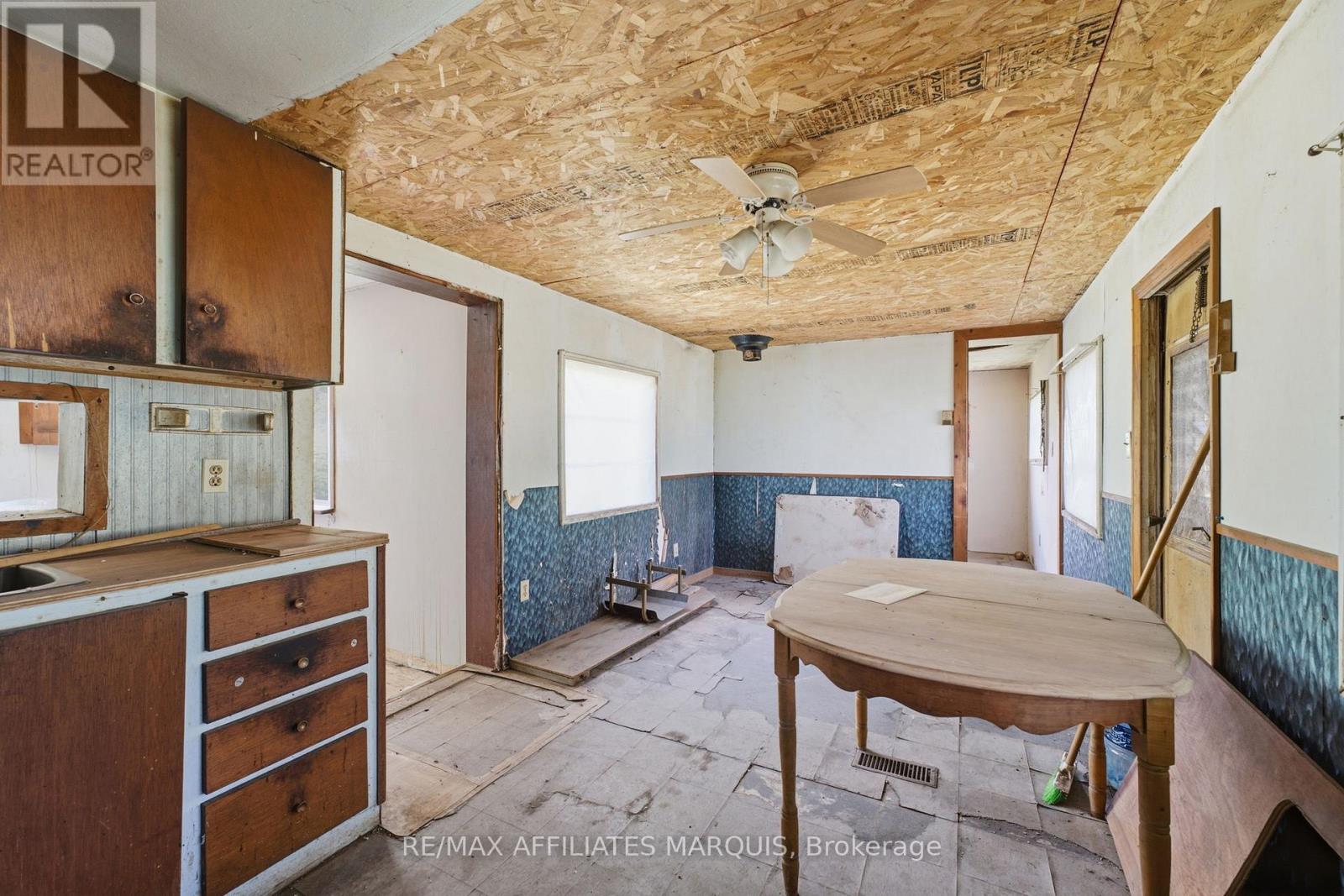 1195 THOMPSON ROAD - 11