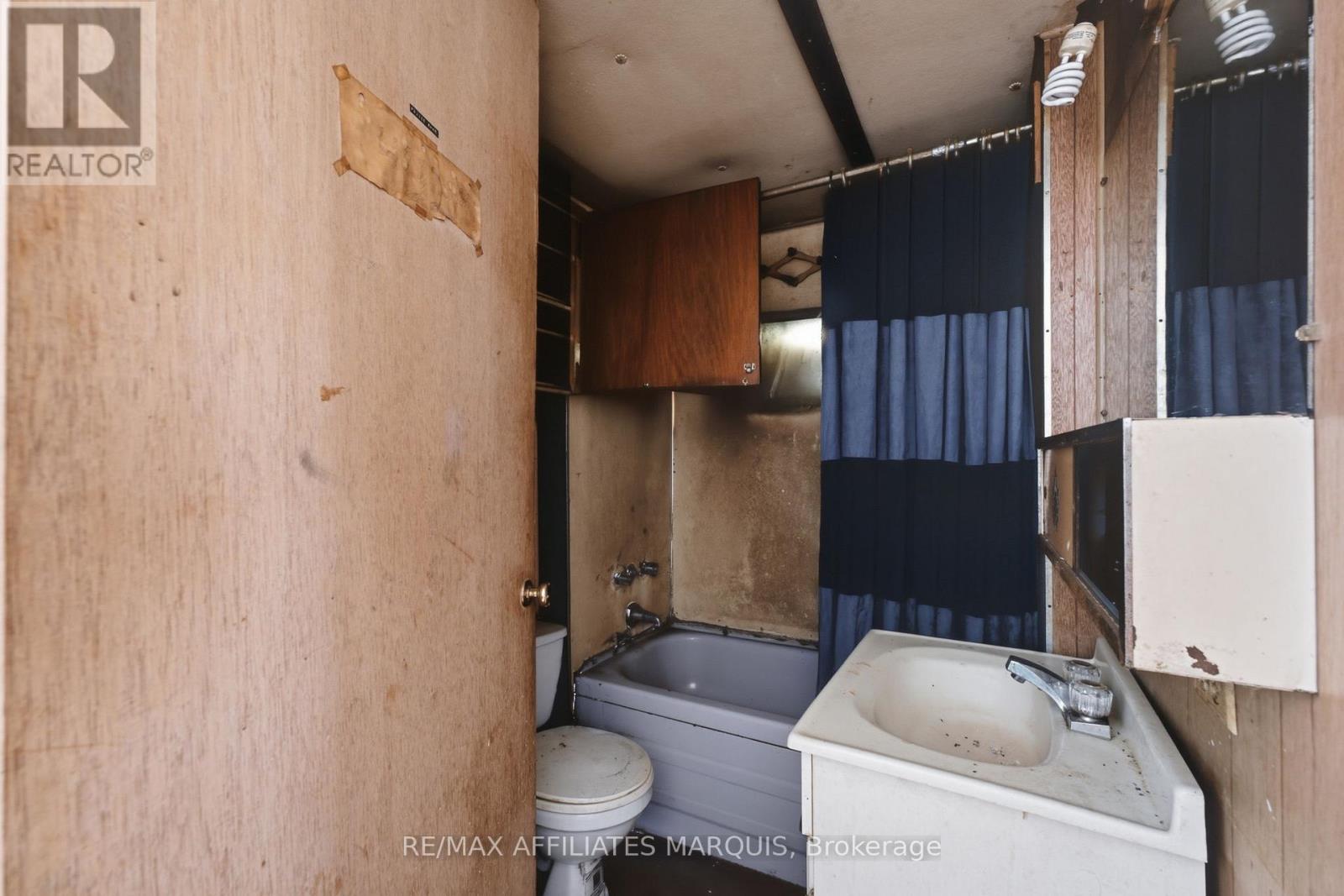 1195 THOMPSON ROAD - 12