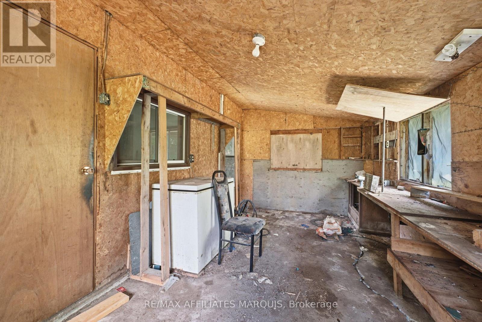 1195 THOMPSON ROAD - 13