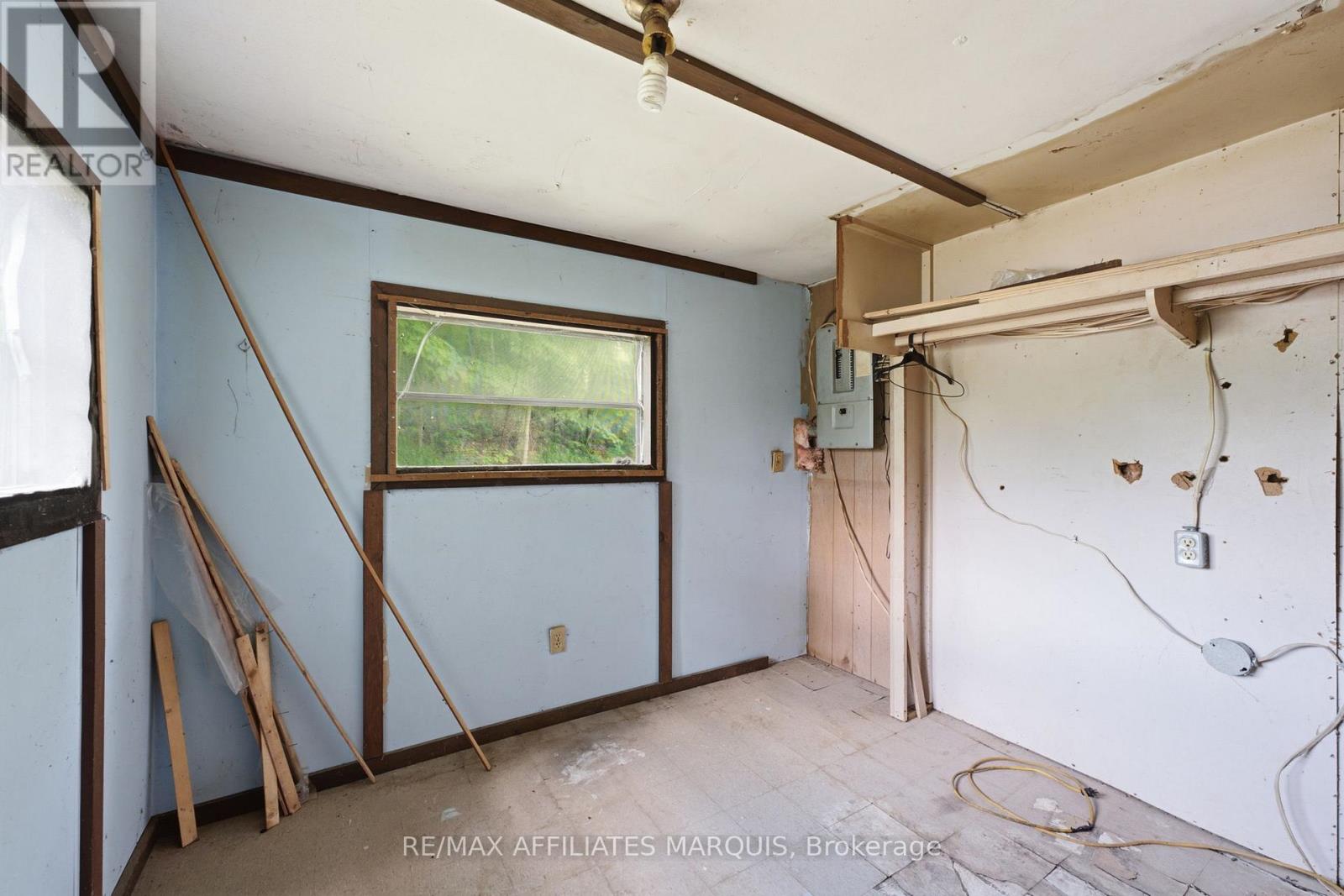 1195 THOMPSON ROAD - 9