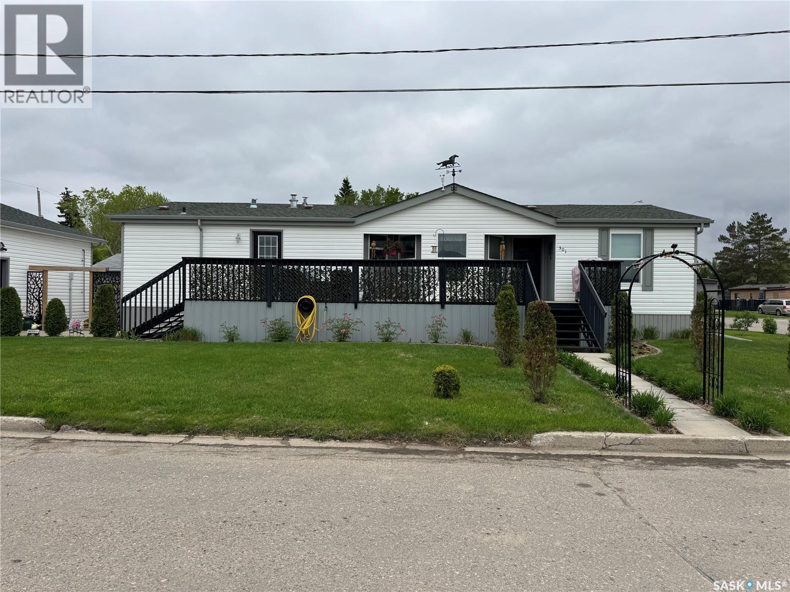 301 Tesky CRESCENT - 1