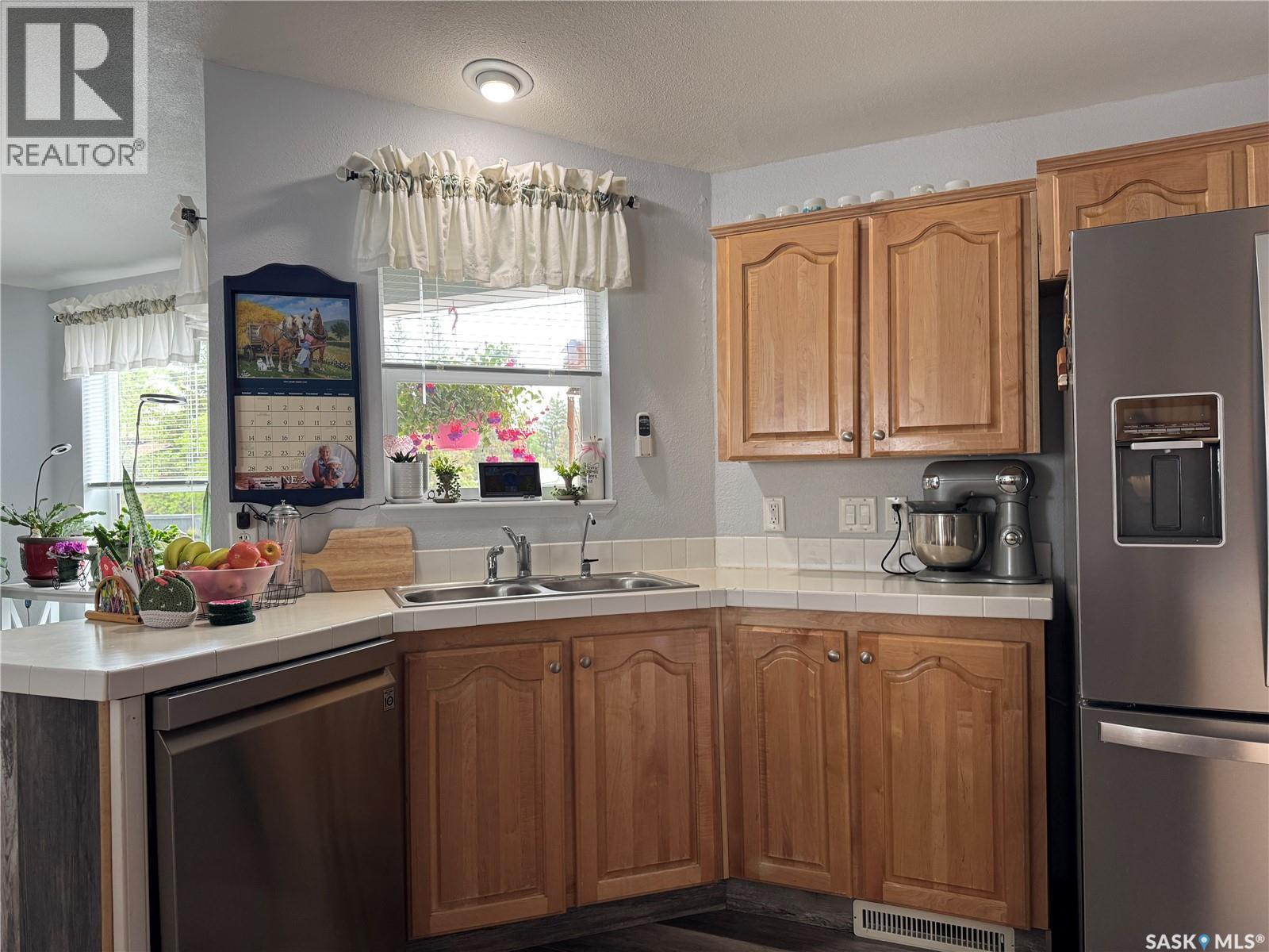 301 Tesky CRESCENT - 2