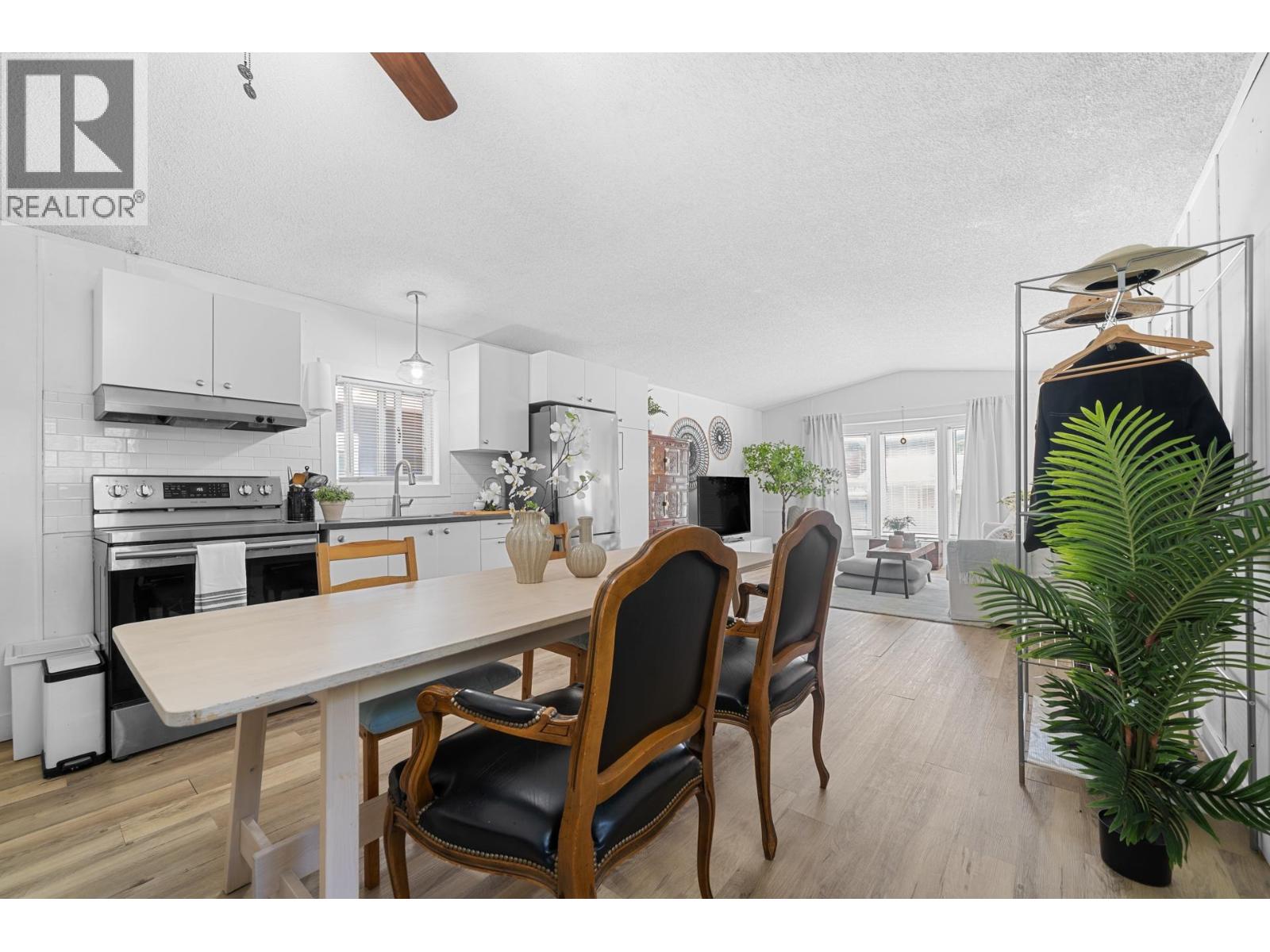 86 3295 SUNNYSIDE ROAD — photo 4