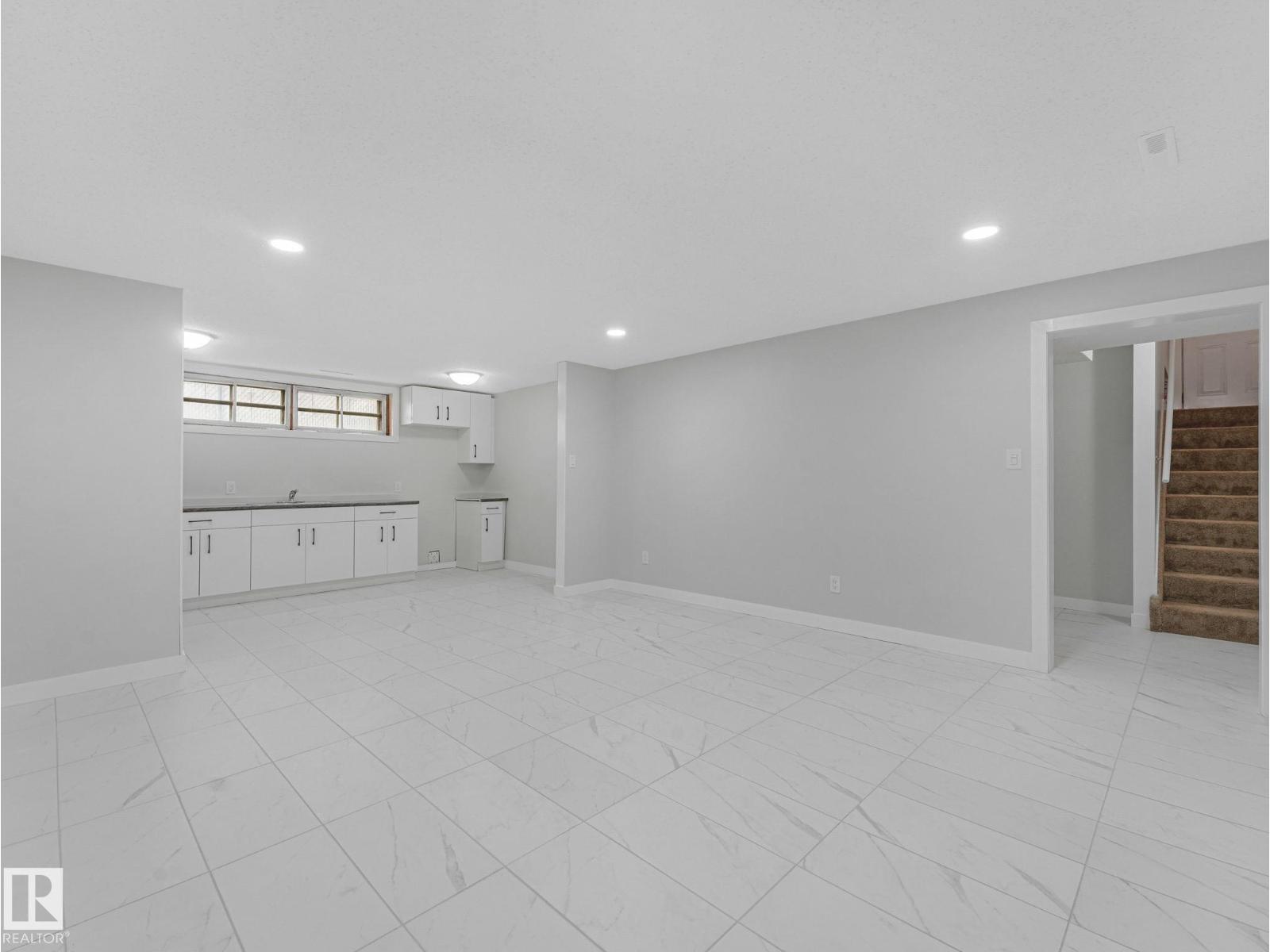 13807 92 ST NW - 30