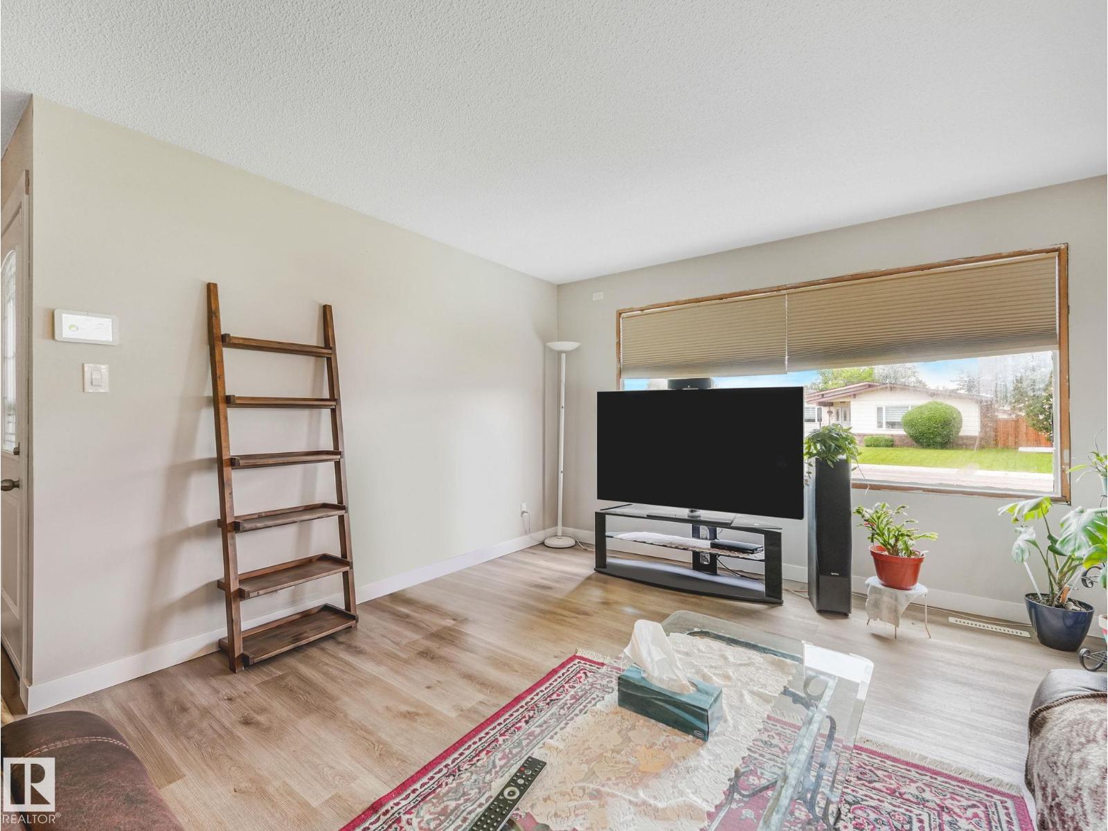 13807 92 ST NW - 4