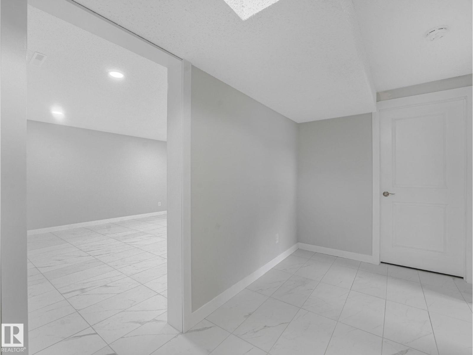 13807 92 ST NW - 23