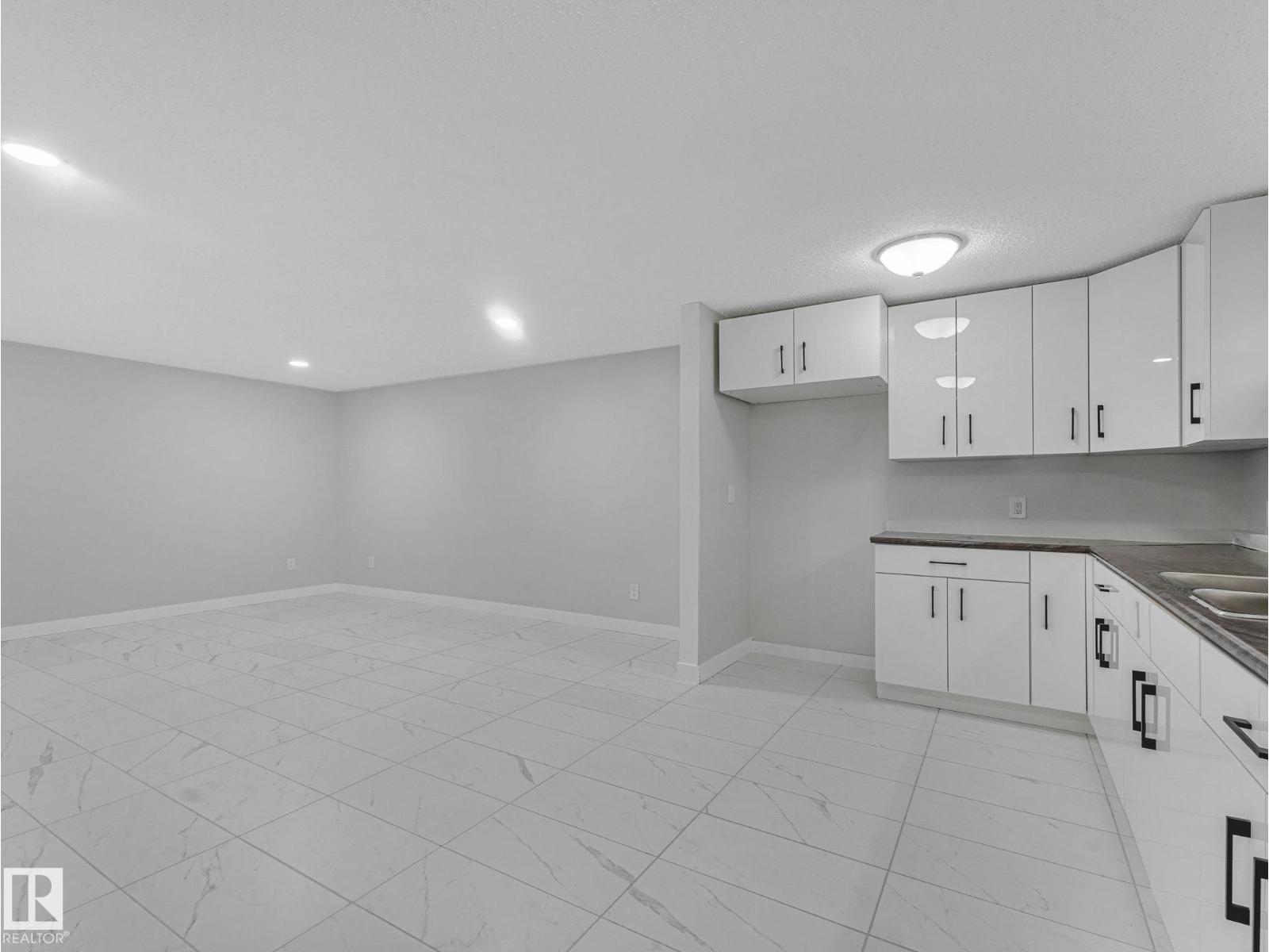 13807 92 ST NW - 27