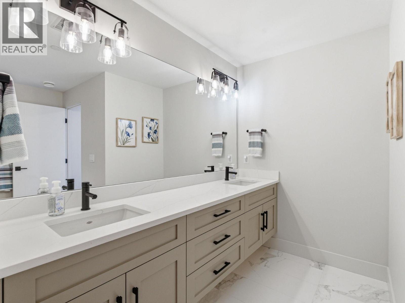 5975 Princess Street - 32