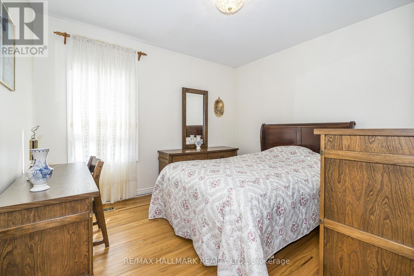 47 MONTROSE AVENUE - 18