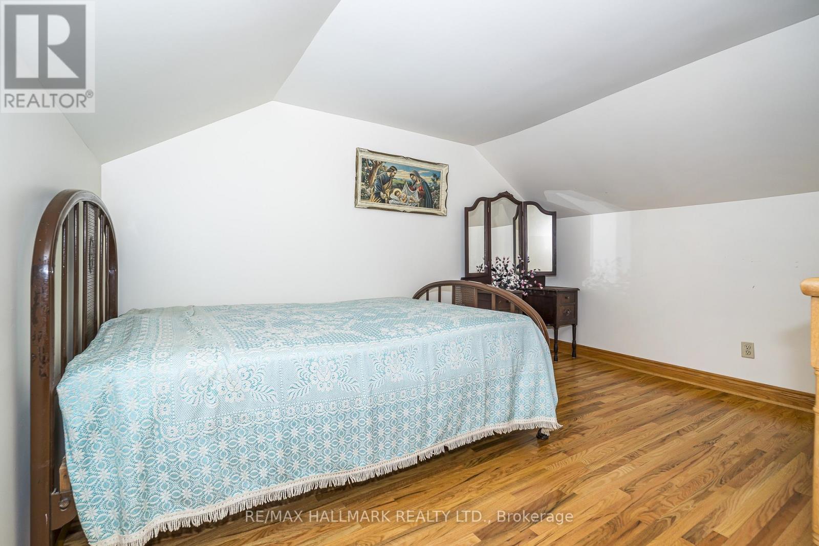 47 MONTROSE AVENUE - 25