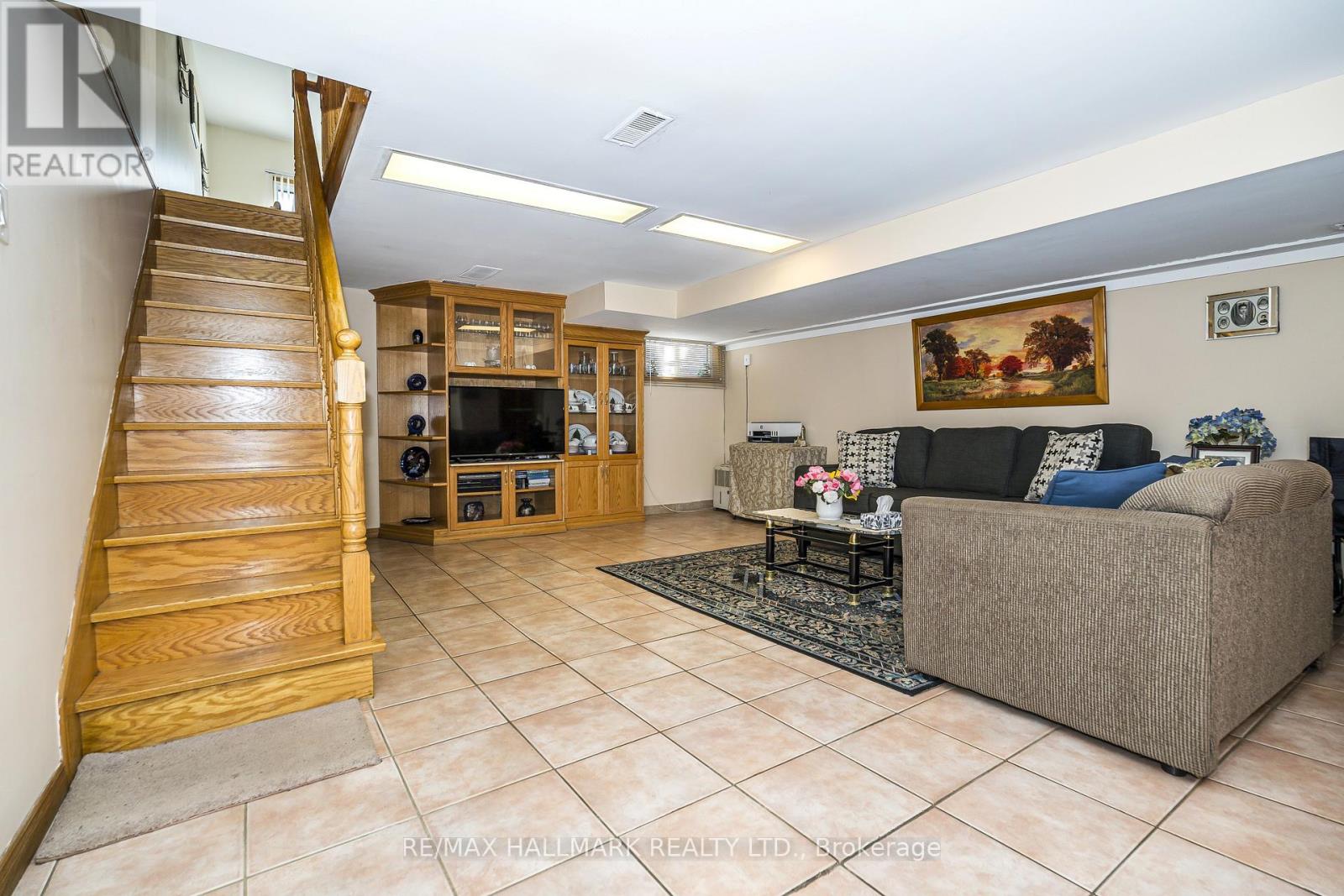 47 MONTROSE AVENUE - 27