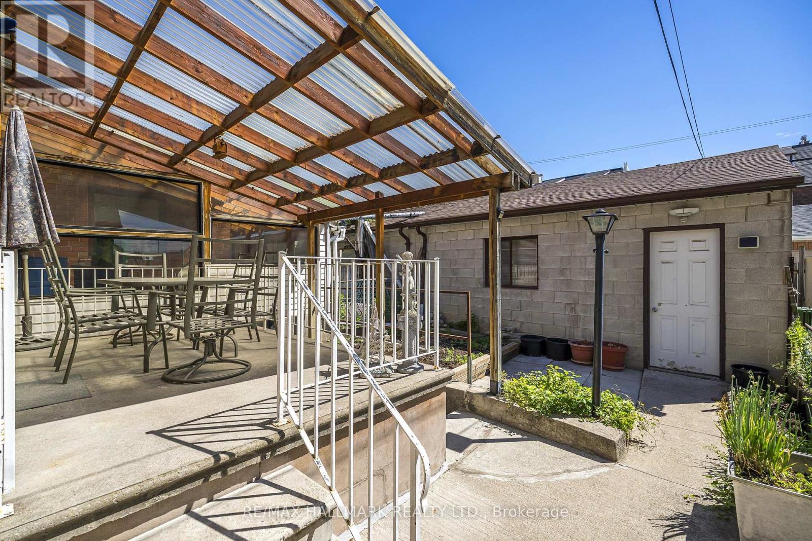 47 MONTROSE AVENUE - 36