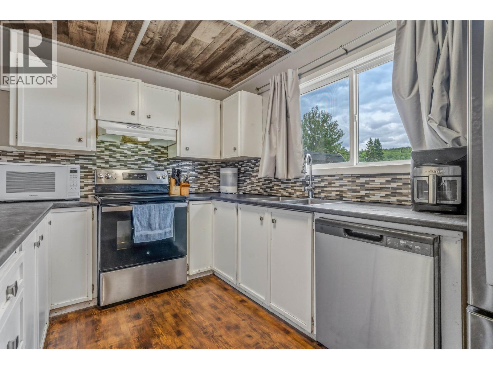 508 BEECH CRESCENT - 9