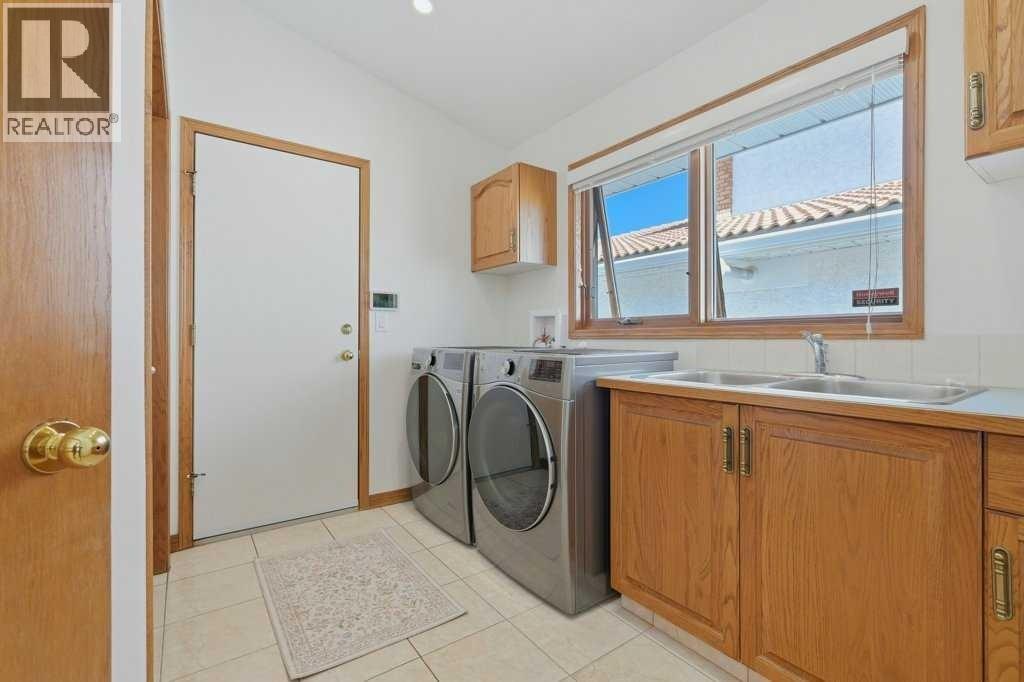 Laundry/mudroom with sink with entrance to the TRIPLE attached garage