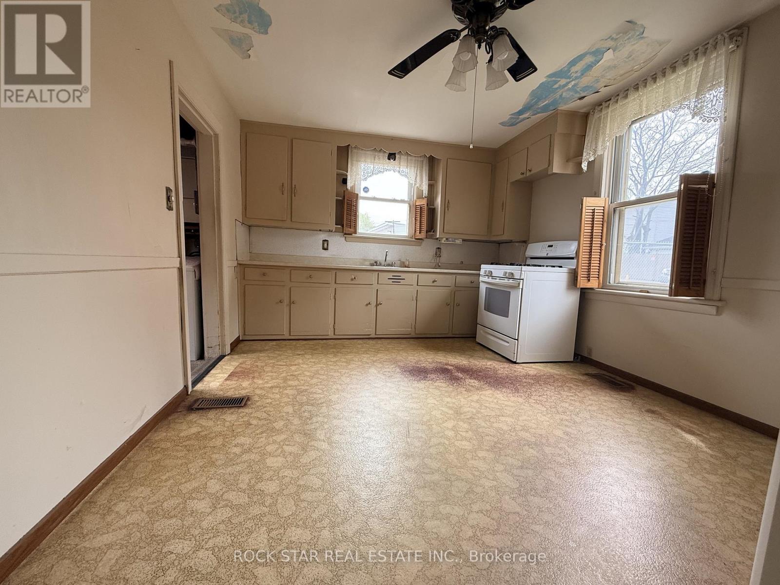 358 BARTON STREET E - 14