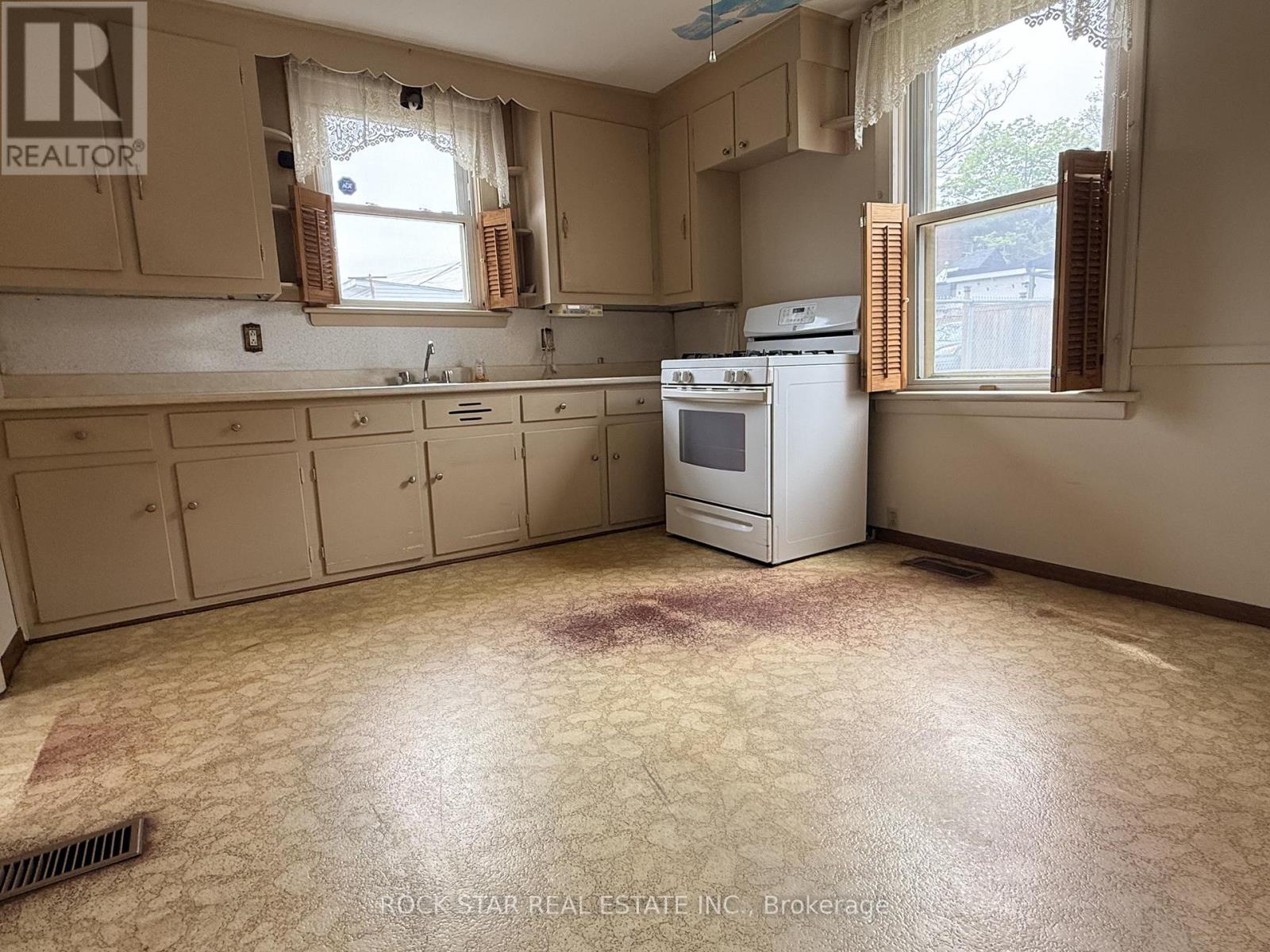 358 BARTON STREET E - 16