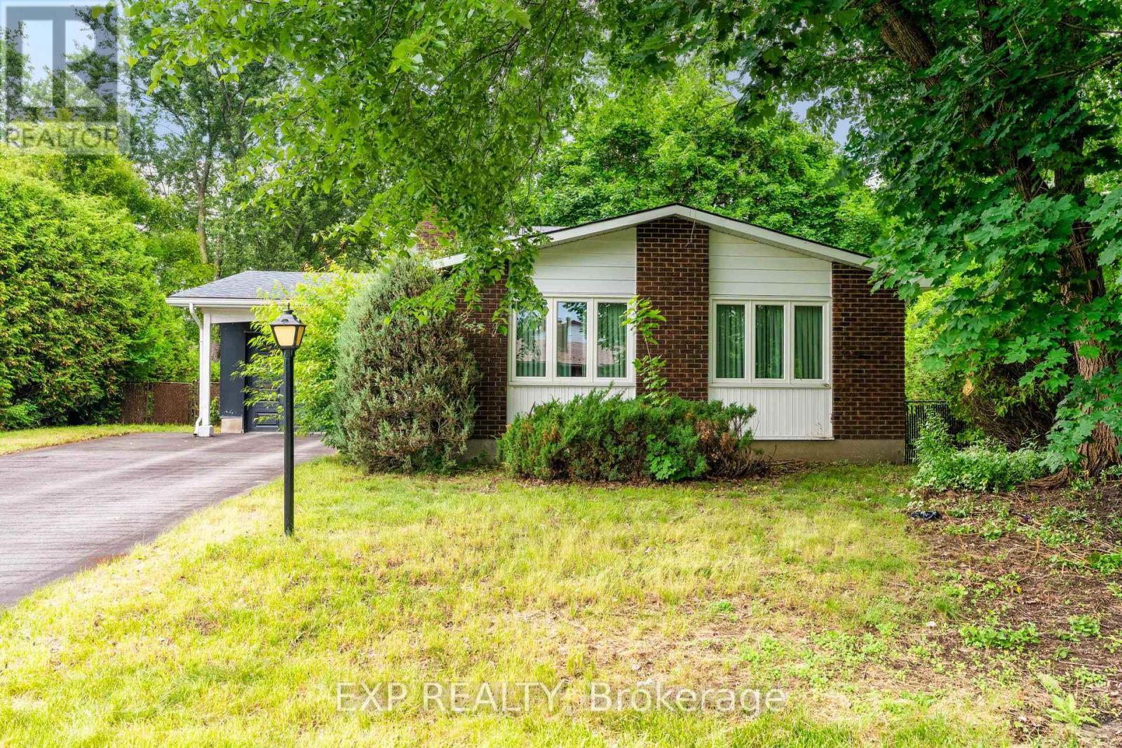 4 Bed, 2 Bath House for Sale in Ottawa – 167 WITHROW AVENUE, Ottawa – MLS# X13481646 - Image 2