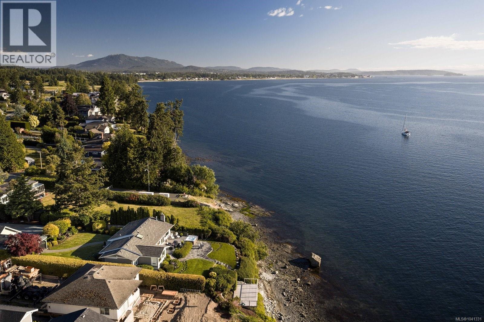  8585 Lochside Drive, North Saanich