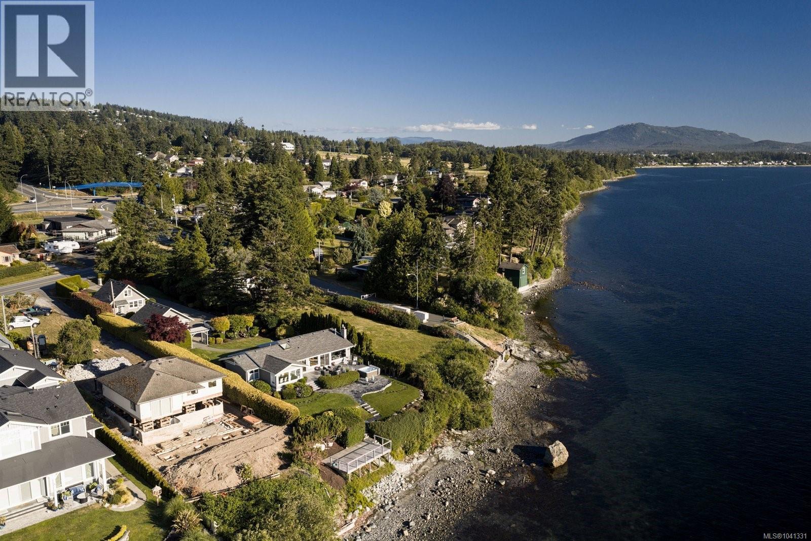  8585 Lochside Drive, North Saanich