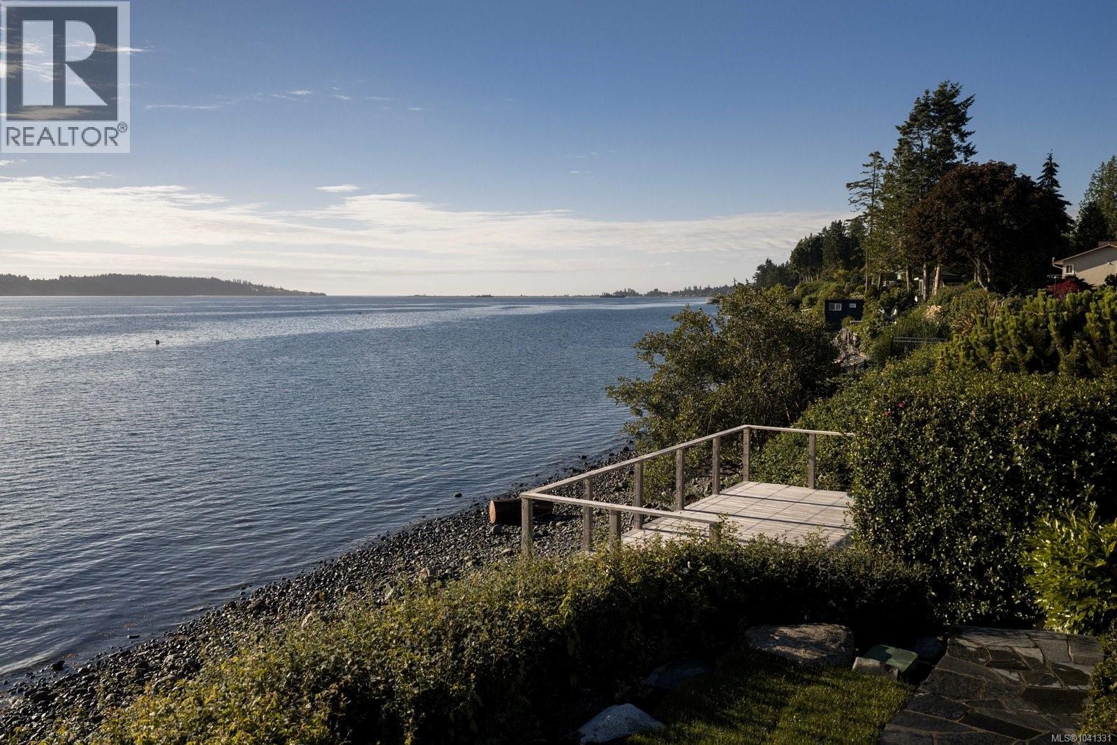  8585 Lochside Drive, North Saanich